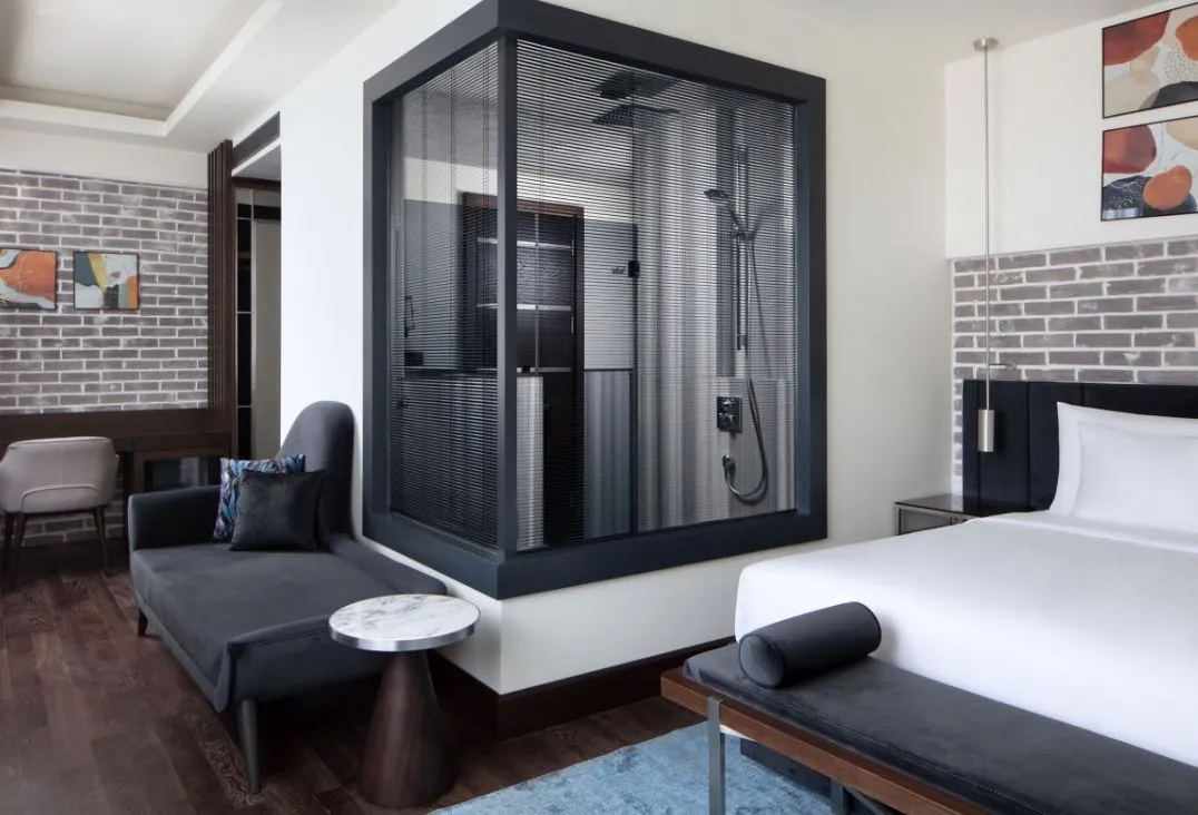 Banque Building room with a glass-walled shower