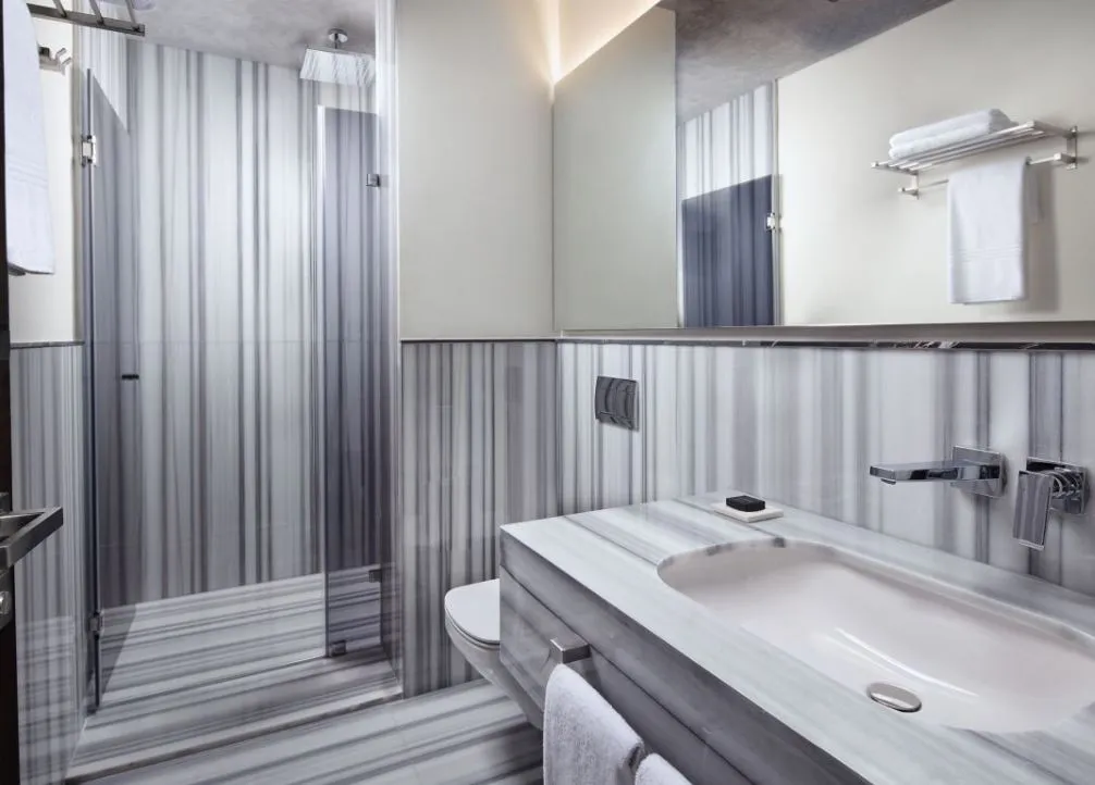 Banque Building bathroom with a walk-in shower