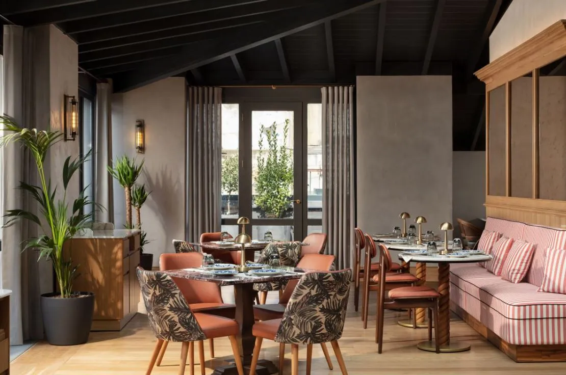 Béatrice dining room with pink banquettes and patterned chairs