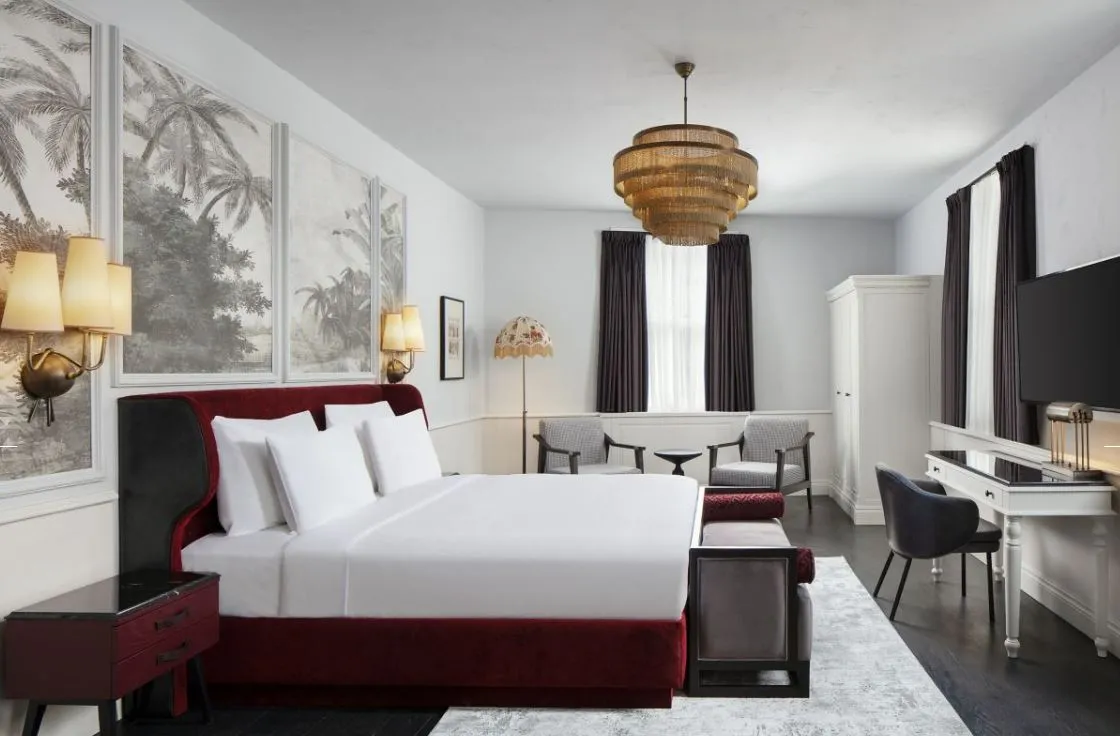 King room with a desk and armchairs