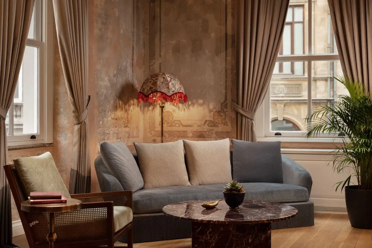 Sitting corner with a velvet sofa and fringed lamp
